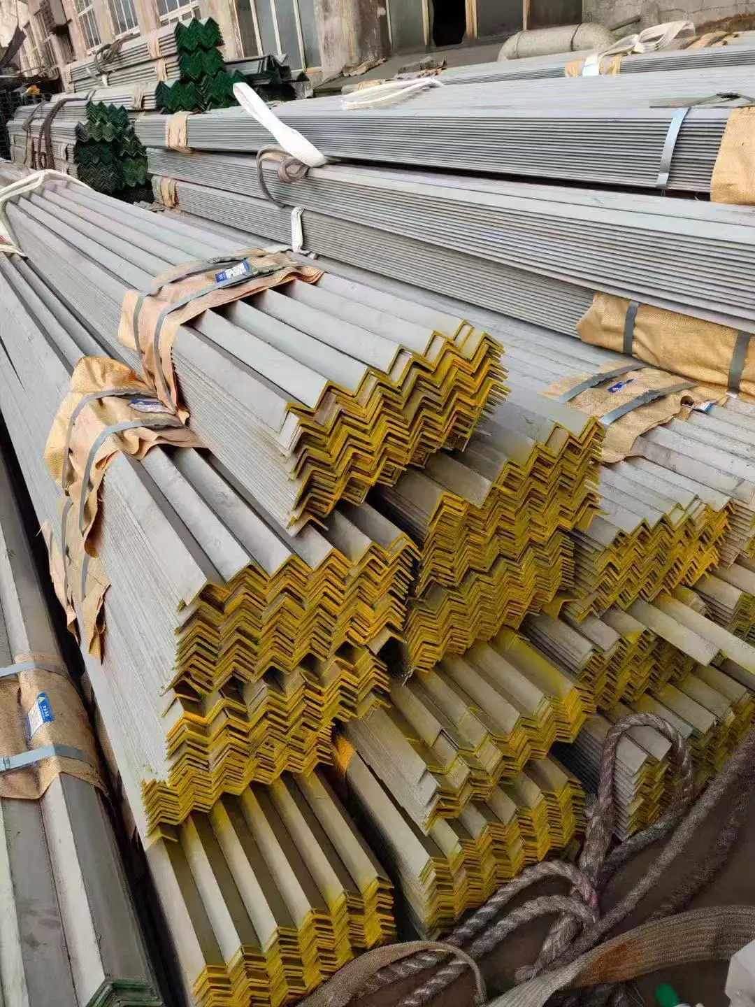 Characteristics and use of stainless steel angle steel